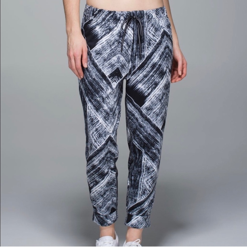 Lululemon Jet Crop 7/8 Luon Heat Wave White Black